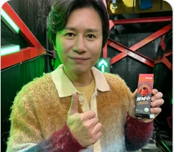 배우 김민종이 화깨수를 들고 있는 모습