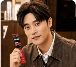 배우 성훈이 화깨수를 들고 있는 모습